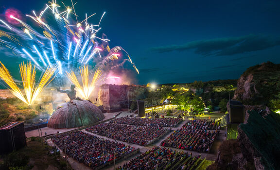 Spielstätten Steinbruch | Andreas Tischler Ein spekakuläres Feuerwerk hinter dem Bühnenbild der Oper im Steinnbruch