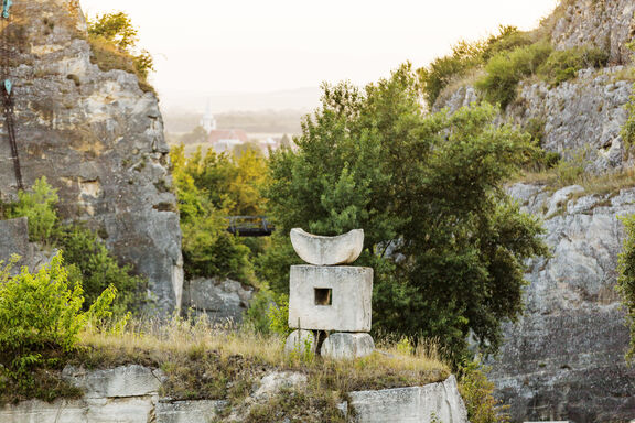 Piedra | Renée Del Missier Eine Sandsteinskulptur im Steinbruch