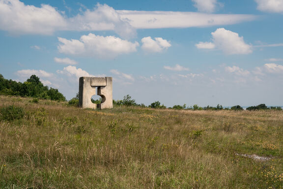 Weg über den Berg Kunstwerke | Lennard Lindner Eine Steinskulptur am Kogelberg von St. Margarethen