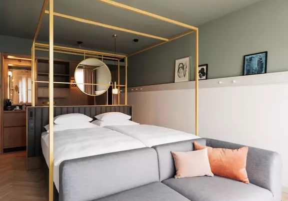 Hotel Galantha | Gregor Hofbauer Doppelbett mit angedeutetem Himmel im Hotel Galántha