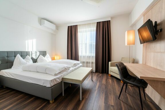 Gasthaus Ohr | Csm Ein nüchternes Hotelzimmer mit Doppelbett