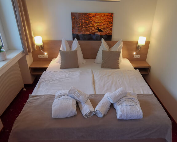 DZ Standard Seeseite Doppelbett in sehr kleinem Zimmer im Hotel Rust