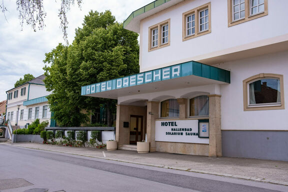 Hotel Drescher Aussenansicht Eingang eines Hotels