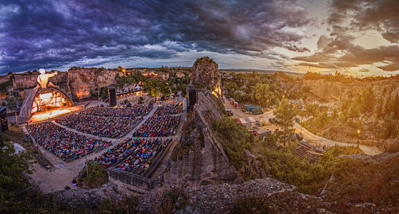 Panoramaaufnahme des Festivalgeländes
