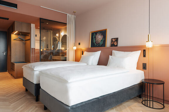 Hotel Galantha | Gregor Hofbauer Zwei Einzelbetten im stimmungsvoll eingerichteten Hotel Galántha in Eisenstadt