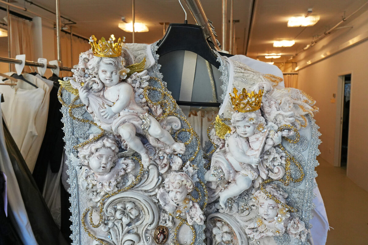 Kostüm Tosca Stola Details c Zoltan Hamori Kostüm Tosca Stola Details c Zoltan Hamori